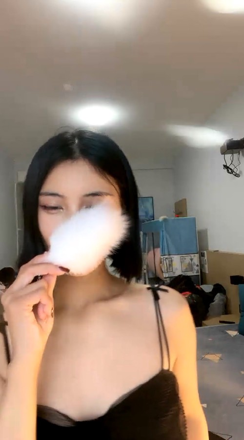 性感尤物短发美女！情趣装黑丝美腿！小骚货很是妩媚，扒开内裤插小穴，爽的流白浆，极度风骚诱人